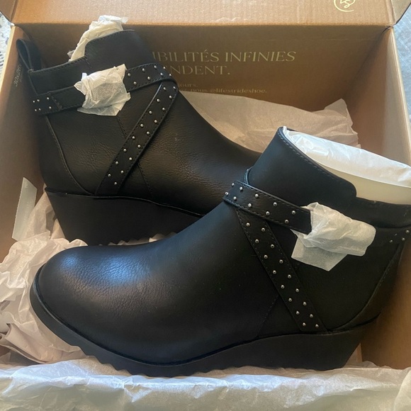 LifeStride Zinfandel 2 Women's Wedge Black Ankle Boots with Studded Straps sz 7 - Picture 1 of 5